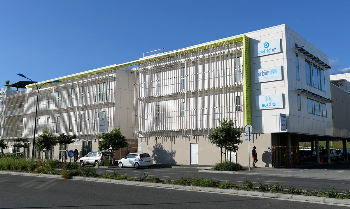 Le bâtiment du siège de l'Atir à Dumbéa sur Mer avec son unité de dialyse médicalisée.