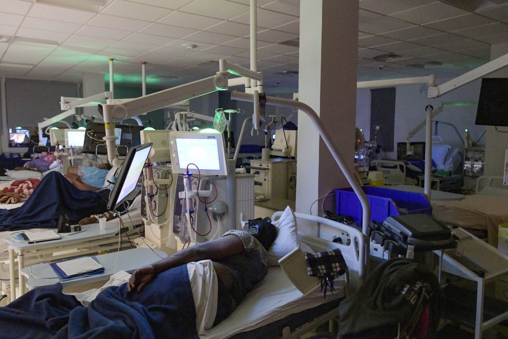 L’Atir, opérateur majeur dans le traitement de l’insuffisance rénale en Nouvelle-Calédonie, propose aux patients la dialyse de nuit. Aux côtés des soignants, des agents de soirée les encadrent étroitement.