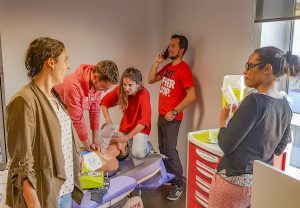 Depuis fin 2019, les infirmiers de l’Atir bénéficient de formations aux gestes d’urgence. Laura Labereille, de profil au premier plan, fait partie des infirmiers référents qui enseignent ces gestes à leurs collègues.