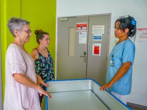 Sylvie et Coralie, assistantes de la direction des ressources humaines, vont au contact des équipes soignantes dans les unités d’hémodialyse de l’Atir.