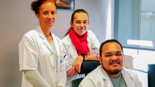 Lorenza, Petelo et Christel, assistants médicaux de l’Atir, assument les fonctions de « relais sociaux » pour les insuffisants rénaux depuis 2021.