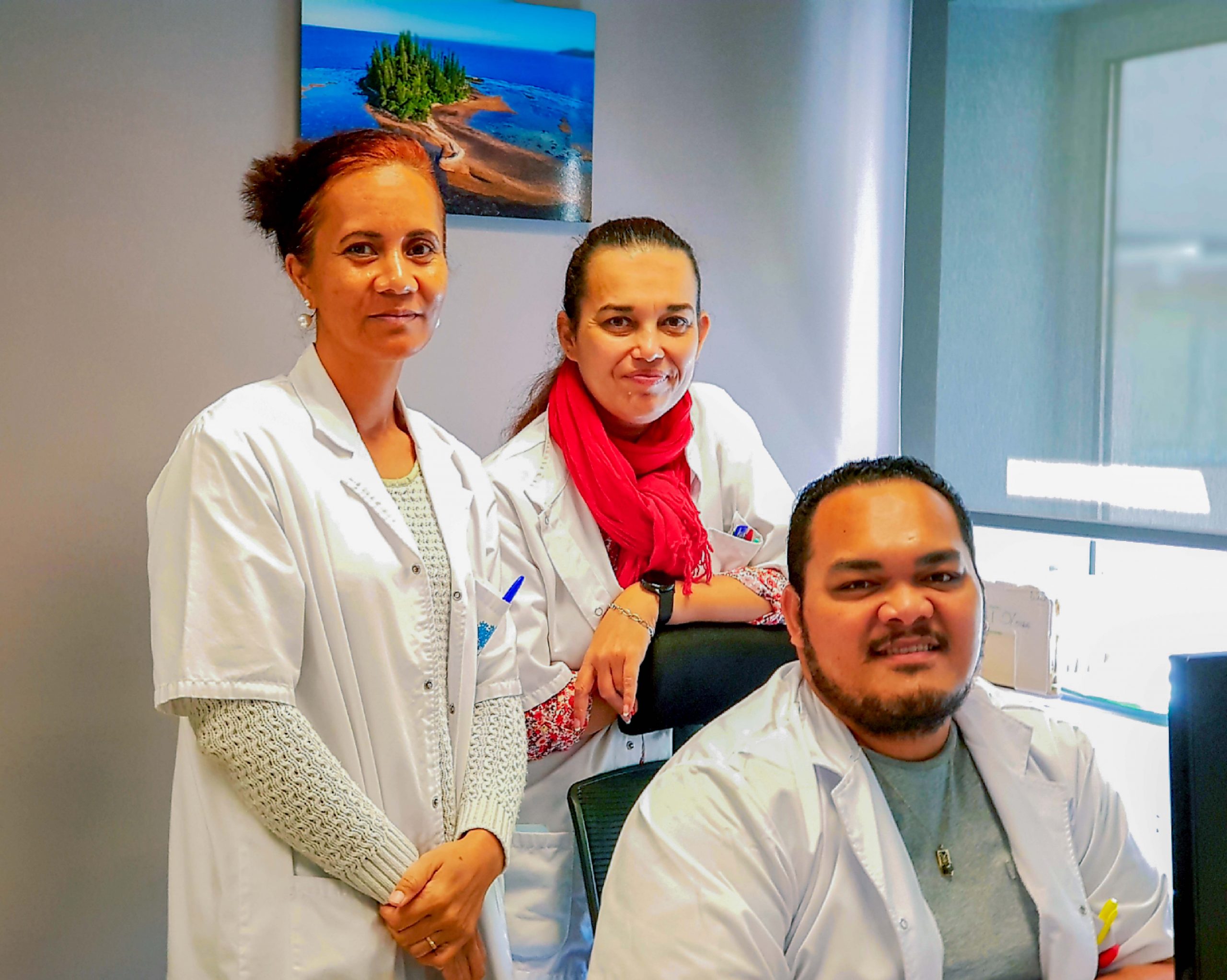 Lorenza, Petelo et Christel, assistants médicaux de l’Atir, assument les fonctions de « relais sociaux » pour les insuffisants rénaux depuis 2021.