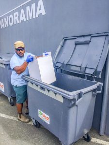 Jesse, chauffeur-livreur de l’Atir, trie les déchets issus de l’activité de soins.