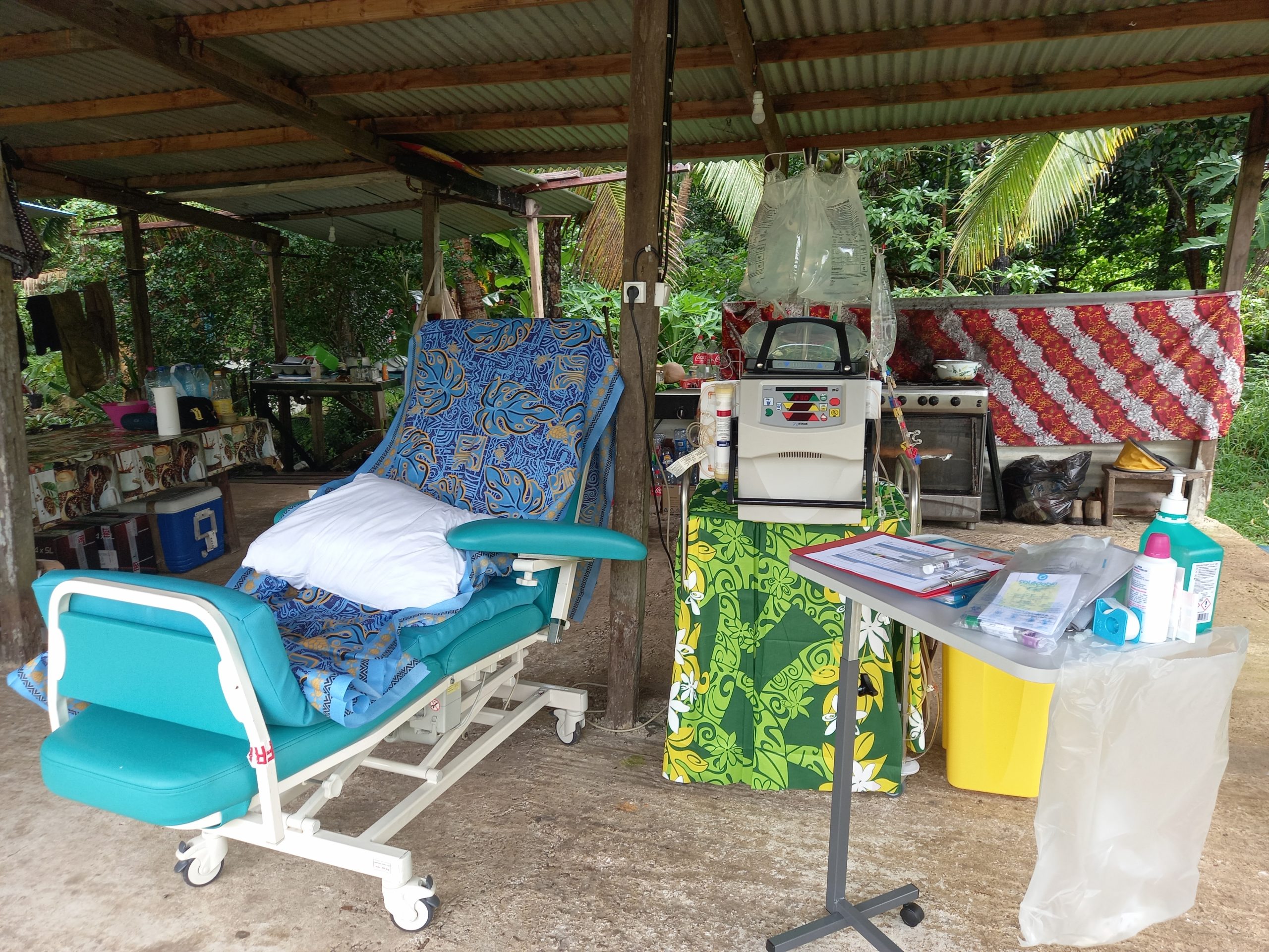L'Atir a installé au domicile de l'un de ses patients, Gilbert, sur l'île de Lifou, les équipements nécessaires à son hémodialyse quotidienne.