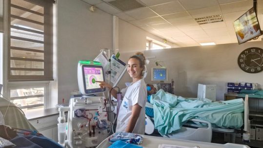 Kenza Z. infirmière en hémodialyse à l'Atir s'est rapidement familiarisée à l'usage des nouveaux générateurs Nikkiso DBB Exa.