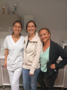 Les infirmières Perrine, Anne et Asmae se dévouent aux patients en hémodialyse longue nocturne dans l'unité médicalisée de l'Atir.