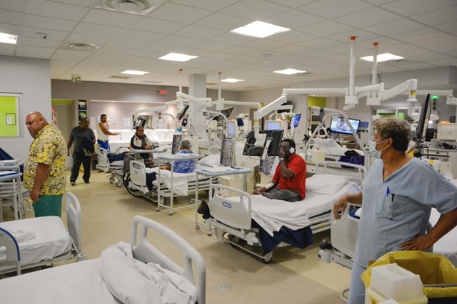 A Dumbéa sur Mer, dans la salle Nautile de son unité médicalisée, l'Atir prend en charge des patients en hémodialyse longue de nuit.