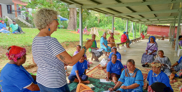 Dans ses actions de prévention, Gratianne Iliou, coordinatrice du Résir, rencontre du succès avec le bingo de l'alimentation comme ici, à Poindimié, lors de la journée provinciale sur le diabète.