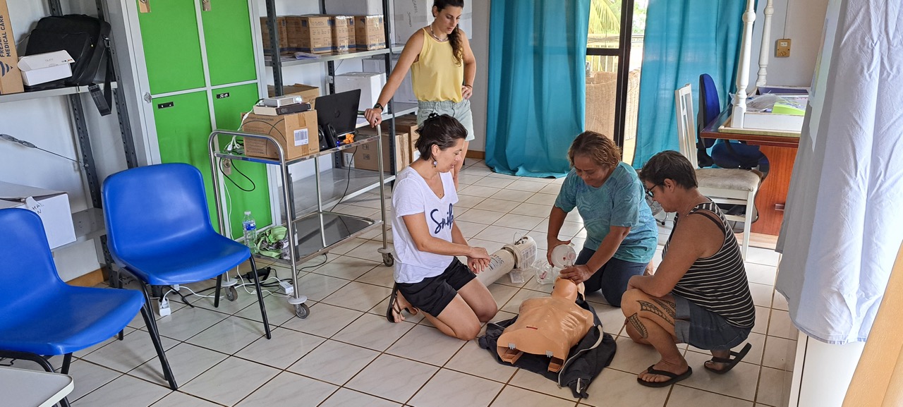L'Atir forme les soignants de son unité de dialyse de Wallis aux gestes d'urgence avec Laura Labereille et Sylvain Bonnal