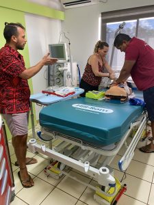 Laura Labereille et Sylvain Bonnal dans l'unité de dialyse de Wallis pour former ses soignants aux gestes d'urgence.