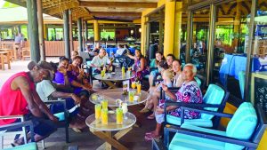 Pour l'équipe de Poindimié, repas dans le cadre touristique magnifique de l'hôtel Tiéti. 