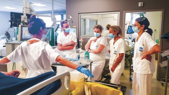Pas besoin d’avoir déjà travaillé en dialyse pour être embauché·e à l’Atir. En effet, c’est une caractéristique dont notre association est fière : elle forme à l’hémodialyse les IDE qu’elle recrute, dès leur arrivée.