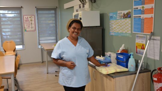 Anne-Lyse, agent de service de l'unité de dialyse de proximité (UHP) de l'Atir à Koumac assure l'hygiène des locaux.