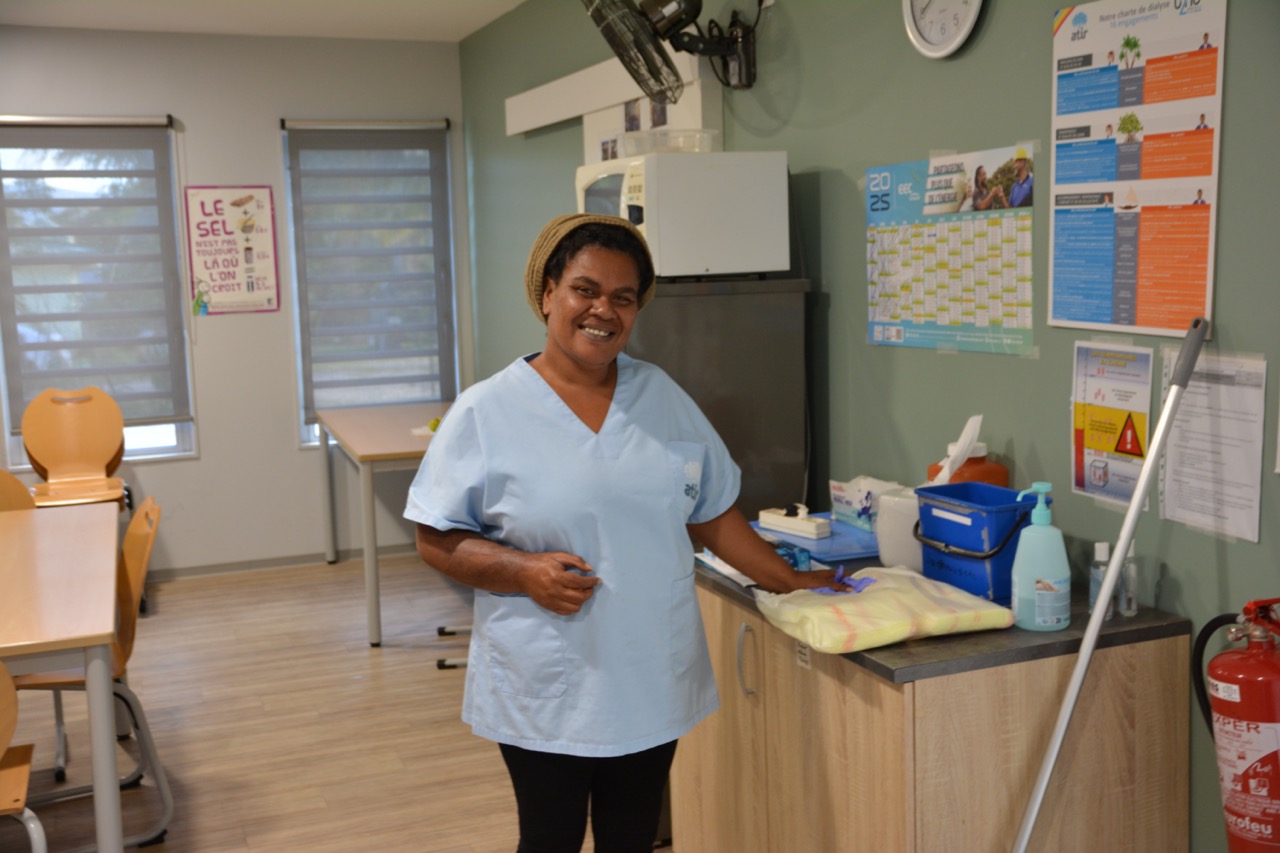 Anne-Lyse, agent de service de l'unité de dialyse de proximité (UHP) de l'Atir à Koumac assure l'hygiène des locaux.
