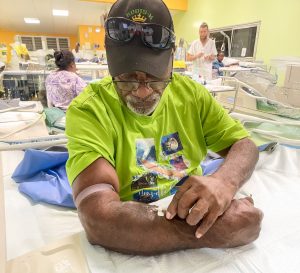 Un patient de l'Aitir de Nouvelle Calédonie montrant son générateur pour la maladie rénale.