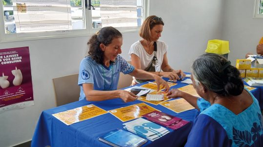 Delphine Buttita, coordinatrices du Résir sur un bureau.