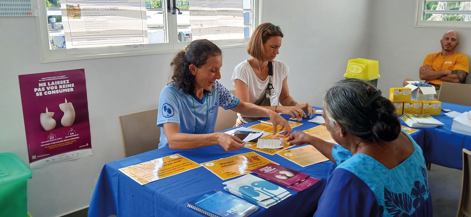 Delphine Buttita, coordinatrices du Résir sur un bureau.