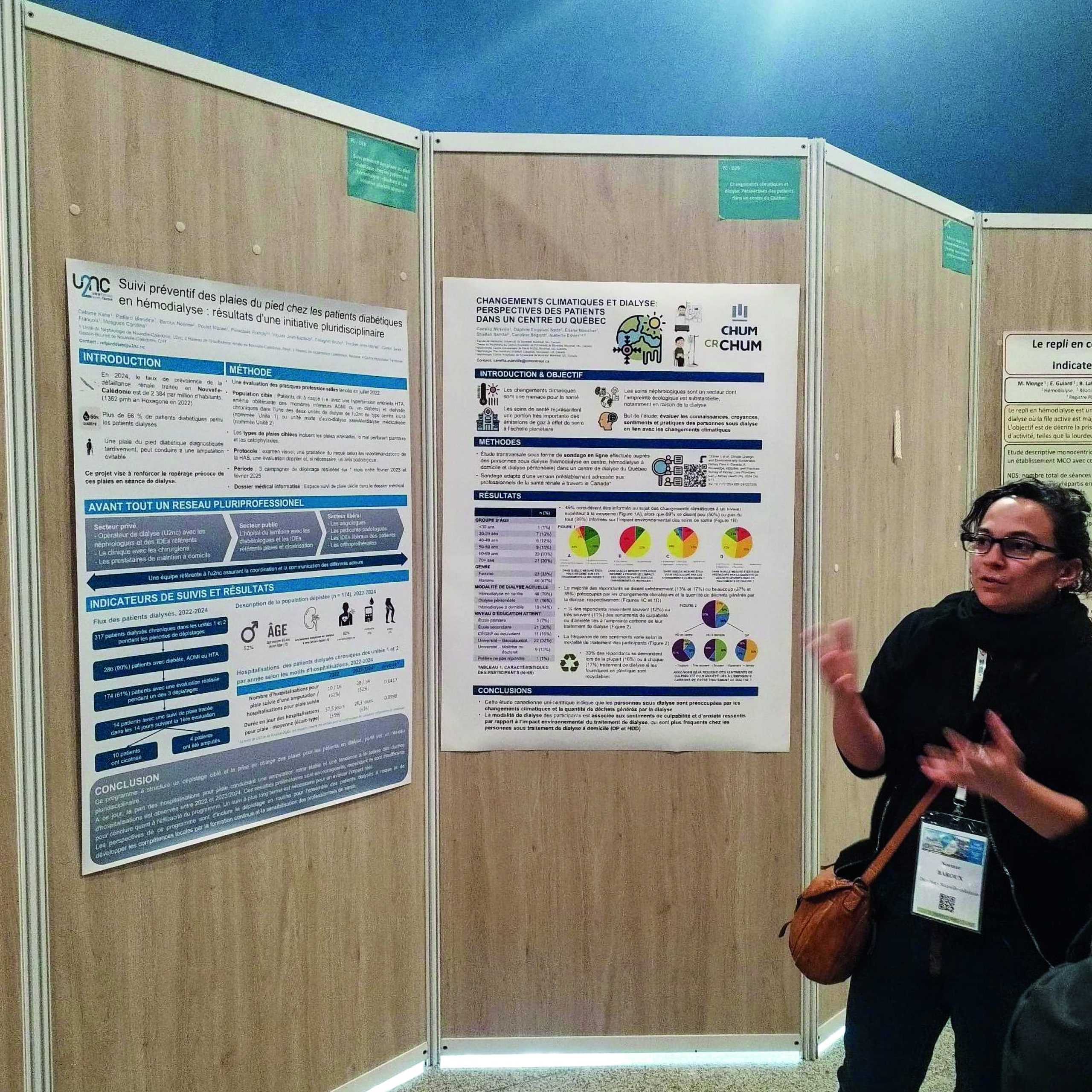 Femme devant des affiches de l'U2nc.