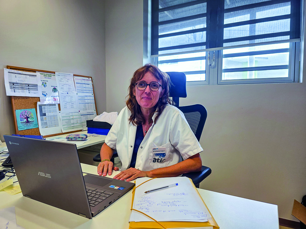 Cadre de soin féminine à l'Atir en Nouvelle Calédonie.