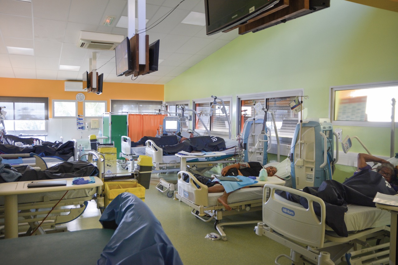 Patients dans des lits à l'Atir en Nouvelle Calédonie.