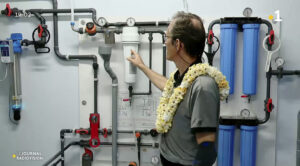 Pierre Grison, technicien de dialyse baséà Nouméa, était également sur place le 19 janvier. Il a montré aux journalistes de La 1e l’installation sophistiquée qui rend l’eau potable.