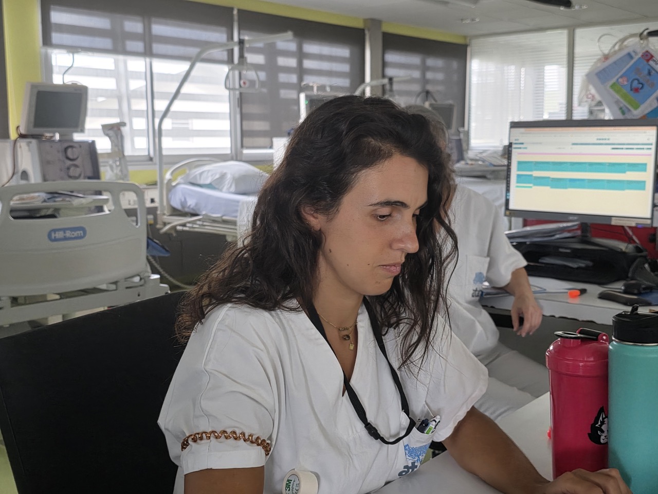 Isabelle infirmière de l'Atir dans des travaux logiciels Hublo