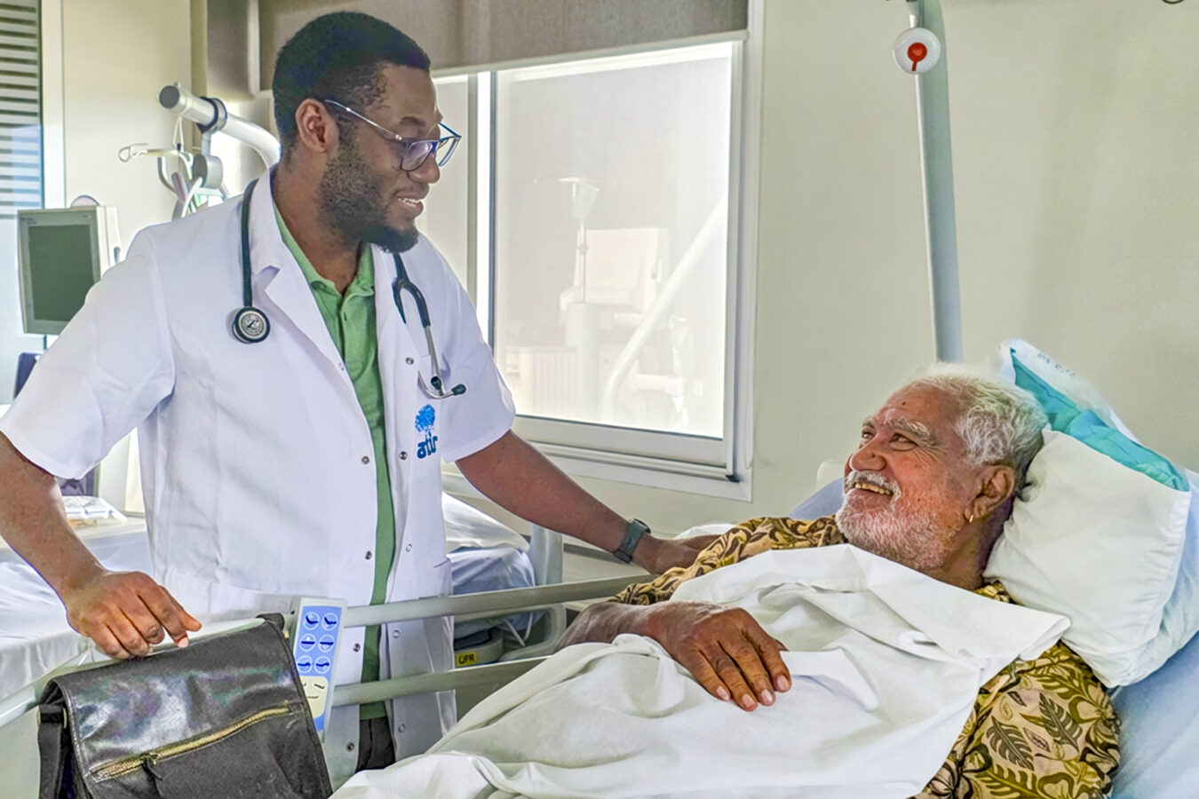 Dr Mobnda Kapche avec un patient dialysé